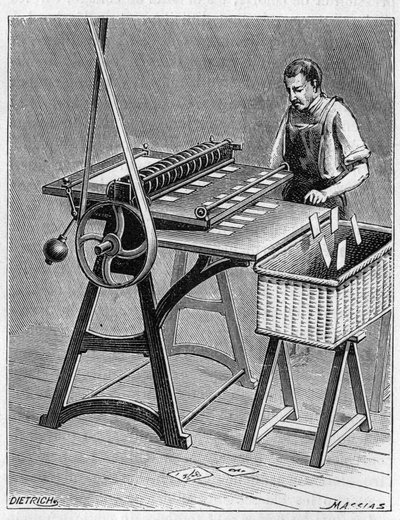 Fabbricazione di carte da gioco con metodi antichi. Decoupage di carte da gioco. Incisione del 1893 da Unknown artist