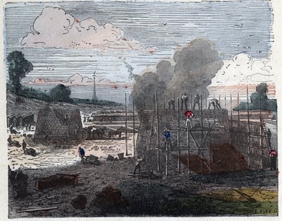 Fabbricazione di un mattone nel XIX secolo: cottura. I mattoni sono disposti a strati e poi coperti di terra prima di accendere il fuoco. Incisione fine XIX secolo da Unknown artist