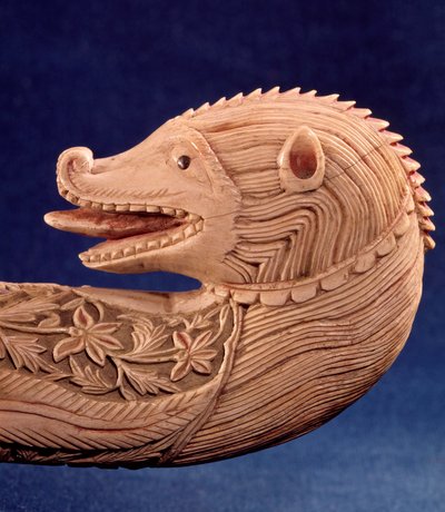 Arte orientale: woulette tau (fine del bastone del pastore) con testa di animale in avorio (dettaglio) da Unknown artist