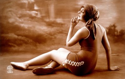 Pin-up in costume da bagno. da Unknown Artist
