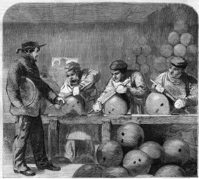 Officina di lucidatura della fonderia di bombe nell