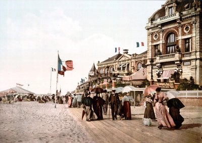 Passeggiata - Grand salon - Trouville. Fotochrome ca. 1890. da Unknown artist