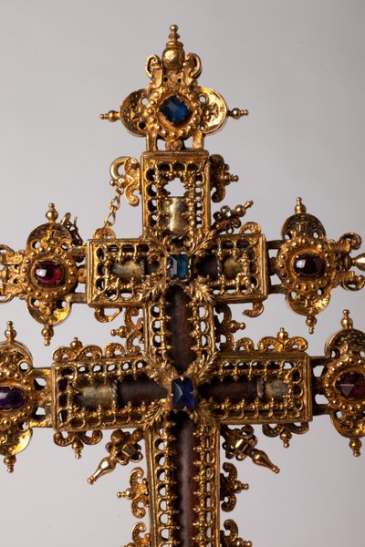Croce reliquiario. Oreficeria con gioielli. Abbazia di origine (Saint-Amand Tournai, ex-Elnone). XVI secolo. Dettaglio del centro della croce. da Unknown artist