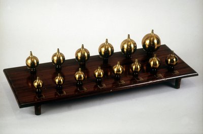 Risonatore di Hermann Ludwig Ferdinand von Helmholtz (1821-1894), fisico e fisiologo tedesco. Questo strumento è usato per studiare i meccanismi dell