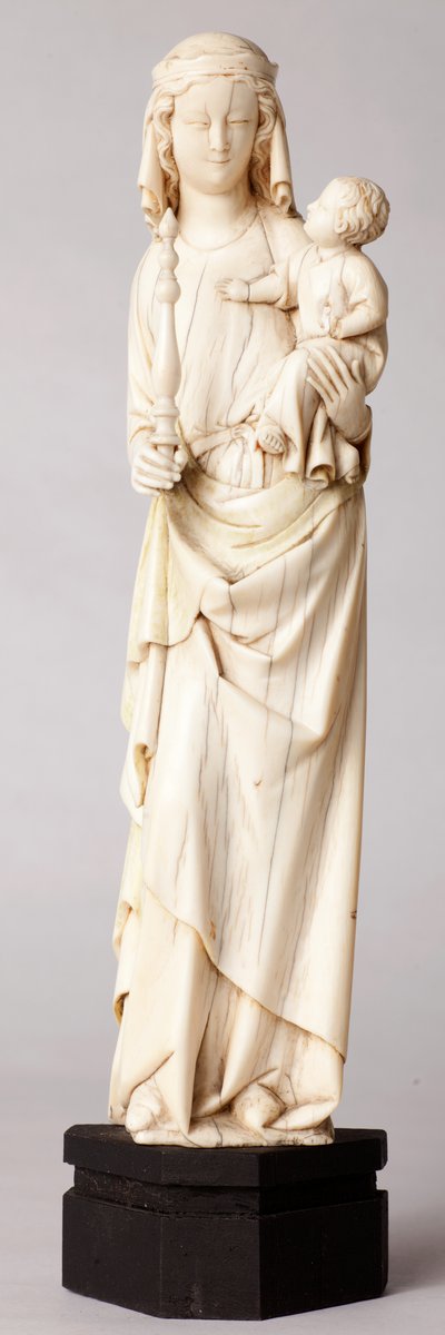 Statua. Madonna con Bambino. Dono di Mons. Cantineau, decano del capitolo della cattedrale. Avorio. XIII secolo da Unknown artist