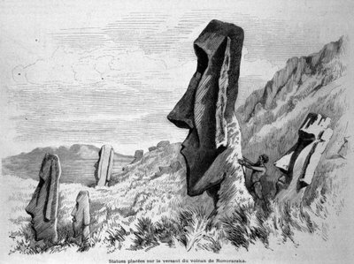 Statue poste sul pendio del vulcano di Ronoraraka sull