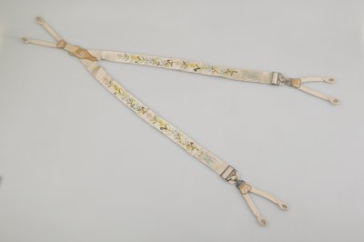 Bretelle, c.1880, Raso bianco ricamato, pelle, argento, Produttore sconosciuto da Unknown artist