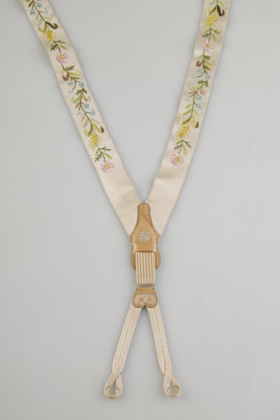 Bretelle, c.1880, raso bianco ricamato, pelle, argento, produttore sconosciuto da Unknown artist
