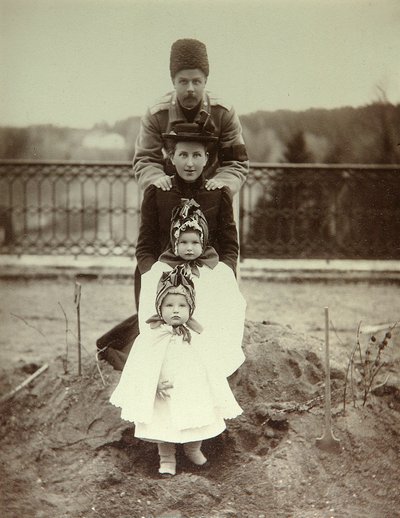 La famiglia del Duca Fyodor Uvarov nella tenuta di campagna Porechye. Foto all