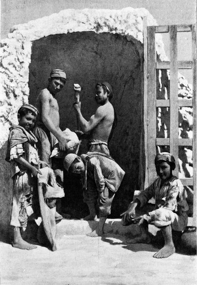 I "carusi", apprendisti minatori, davanti all