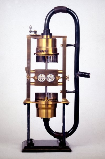 La “doppia sirena” di Hermann Ludwig Ferdinand von Helmholtz (1821-1894), fisico e fisiologo tedesco, che studiò ampiamente i meccanismi dell