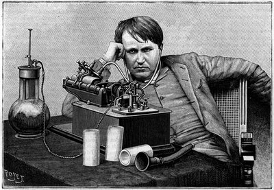 Thomas Edison (1847-1931), fisico americano, a New York, ascolta il primo "fonogramma" inviato dall