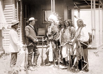 Tre Cheyenne vestiti in costume cerimoniale e armati salutano un Bianco accompagnato da un interprete. Fine XIX secolo da Unknown artist