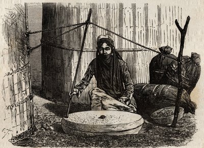 Donna turcomanna che usa la ruota per macinare il grano, attivando un ingegnoso sistema a manovella, la pietra superiore gira e sfregando questa pietra sull
