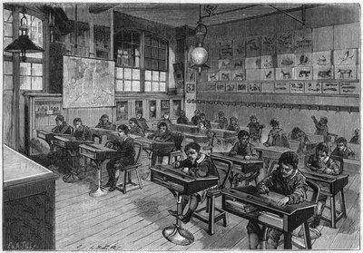 Vista di una classe elementare della scuola Monge (scuola primaria, scuola elementare). Ogni tavolo montato su una gamba di ferro è dotato di un vetro trasparente che permette di vedere l