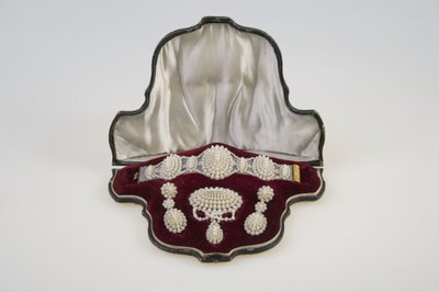 Set di bracciale, spilla e orecchini da sposa da Unknown artist