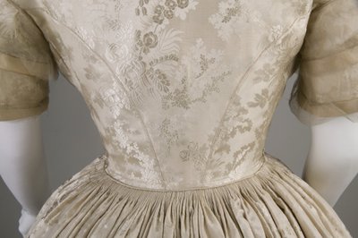 Abito da sposa (dettaglio del retro della vita) da Unknown artist