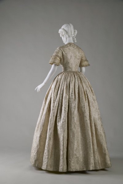 Abito da sposa (vista obliqua posteriore) da Unknown artist