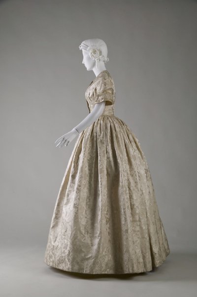 Abito da sposa (vista laterale) da Unknown artist