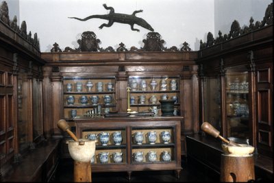 Farmacia del XVII secolo, vasi, pentole, mortai... Museo della Scienza e della Tecnologia, Milano da Unknown artist