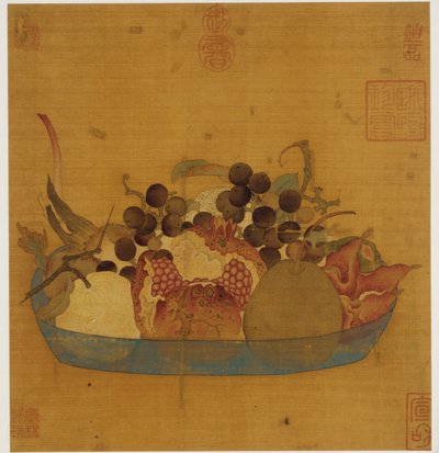 Piatto di vetro blu pieno di frutta da Unknown artist
