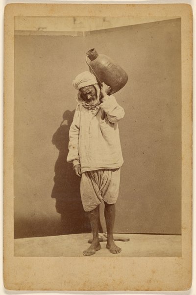 [uomo arabo che trasporta una brocca] da Unknown artist
