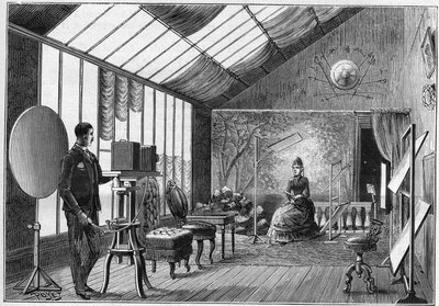 Atelier di posa di un appassionato di fotografia con i suoi accessori in Francia nel 1888. in "La Nature" del 1888. da Unknown artist
