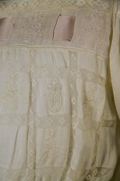 Camicia da notte di Bertha Palmer, c.1880 (dettaglio), cotone bianco, pizzo, ricamo e nastro di seta da Unknown artist