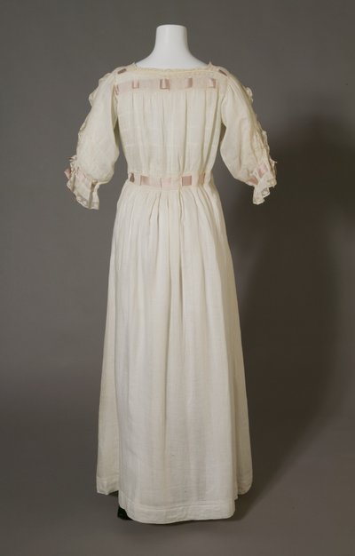 Camicia da notte di Bertha Palmer, c.1880, cotone bianco, pizzo, ricamo e nastro di seta da Unknown artist