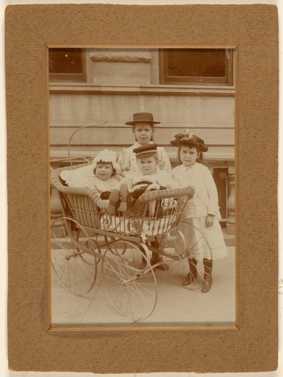 [Quattro bambini a New York: due in passeggino, due in piedi]. da Unknown artist