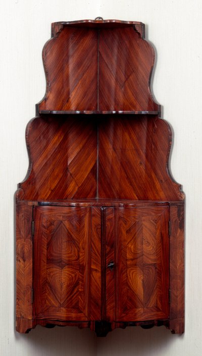 Mobili: armadietto angolare con mensole in legno. Circa 1740. Dim. 80 cm. Collezione privata da Unknown artist