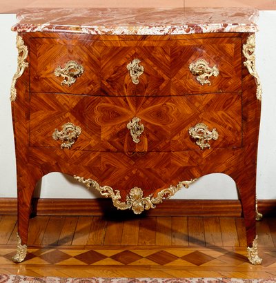 Mobili: piccolo cassettone in legno di cedro. Circa 1735-1745. Collezione privata da Unknown artist