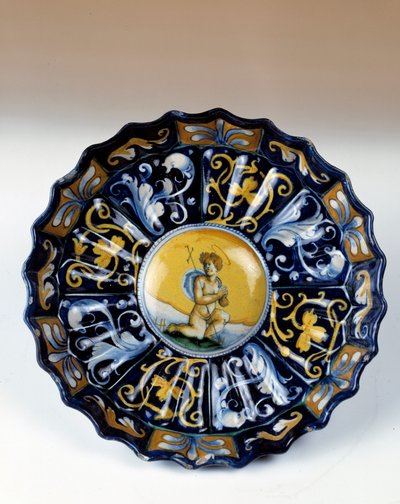 Coppa di maiolica godronata decorata con un angioletto da Unknown artist
