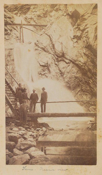 [Gruppo di persone alle Seven Falls, Cheyenne Cañon, Colorado] da Unknown artist