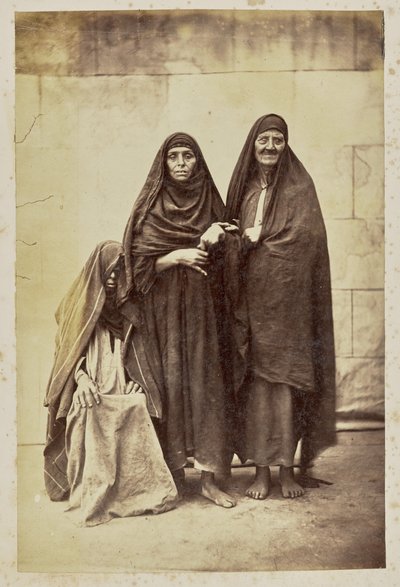 [Ritratto di gruppo di tre donne] da Unknown artist