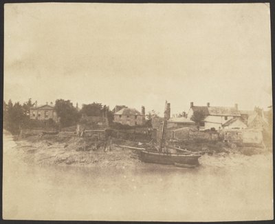 [Case e barca sulla riva di un ruscello]. da Unknown artist