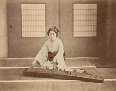 [Donna giapponese che suona il koto] da Unknown artist
