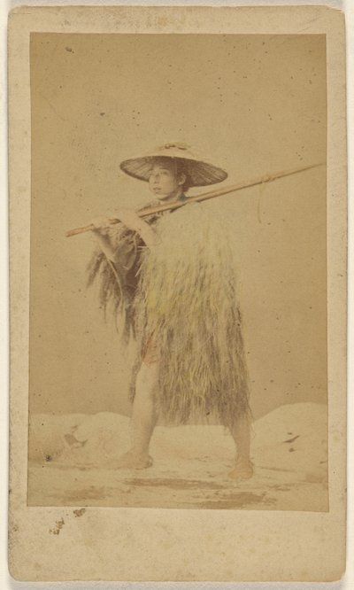 [Uomo giapponese con mantello e cappello di paglia per la pioggia, porta un lungo palo] da Unknown artist