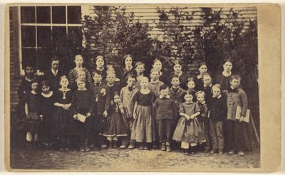 [Grande gruppo di scolari con insegnanti, tutti in piedi]. da Unknown artist