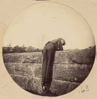 [Uomo con il cappello piegato su un muro di pietra] da Unknown artist
