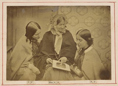 [Mrs. Stanley Percival e figlie] da Unknown artist