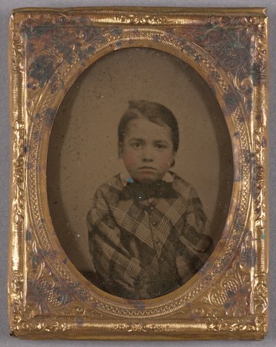 [Ritratto di un ragazzino con cappotto a scacchi e papillon] da Unknown artist