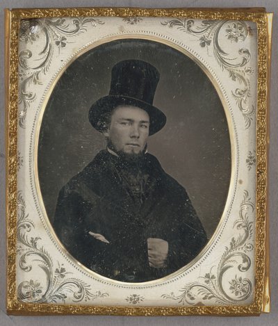 [Ritratto di uomo seduto con baffi e cappello a cilindro]. da Unknown artist
