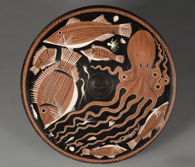 Piatto di pesce a figure rosse: Polpi, cefali, orate, molluschi da Unknown artist