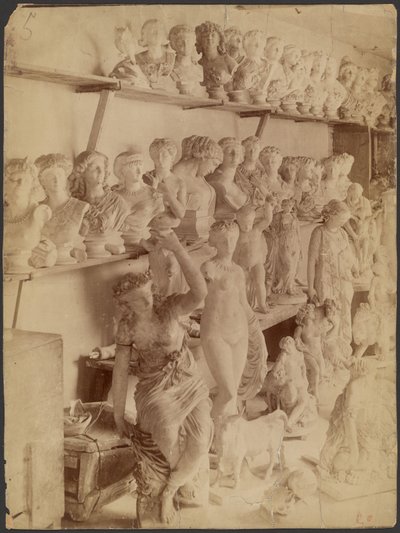 [Sala piena di busti e statue] da Unknown artist