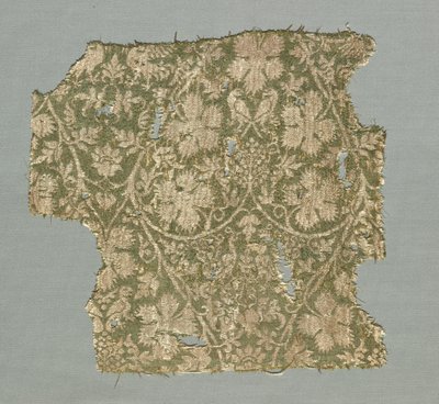 Frammento di seta con viti rampicanti, foglie di vite, uva e uccelli da Unknown artist