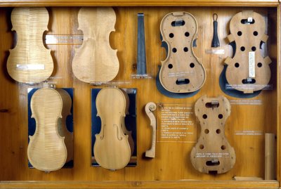 Fase di costruzione di un violino. XIX secolo da Unknown artist