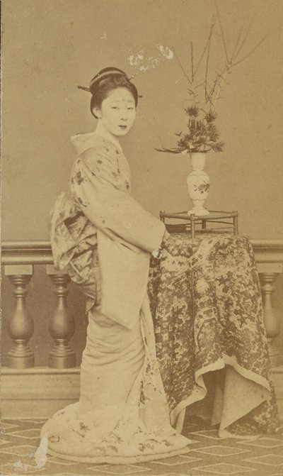 [Donna giapponese in piedi] da Unknown artist