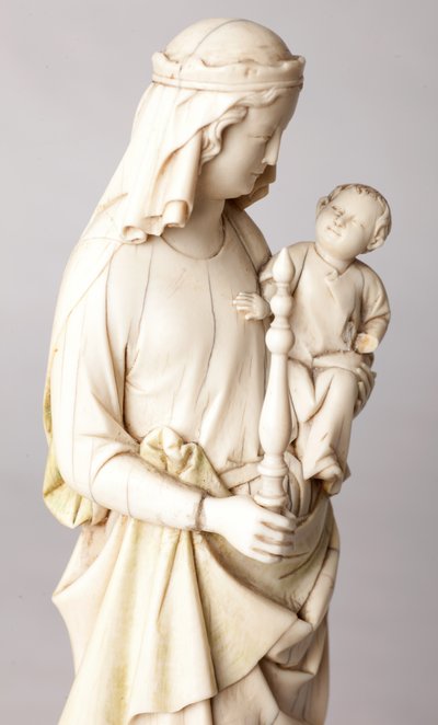 Statua. Madonna con Bambino. Dono di Mons. Cantineau, decano del capitolo della cattedrale. Avorio. XIII secolo. Dettaglio, busto. da Unknown artist