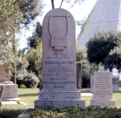 Tomba del poeta John Keats (1795-1821) al cimitero protestante di Testaccio a Roma. Epitaffio: “Qui giace uno il cui nome fu scritto nell